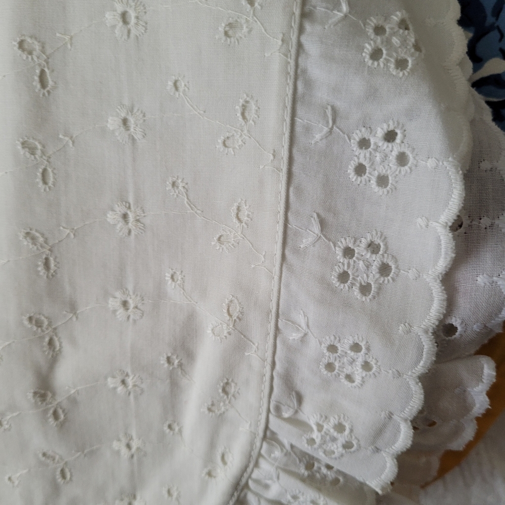 Table Linens - Picture 2 of 4